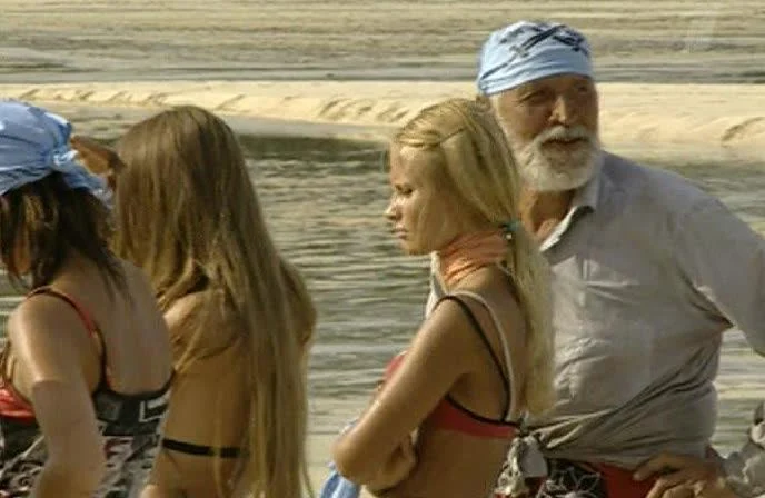 Кадры из ТВ шоу Последний герой (2001)